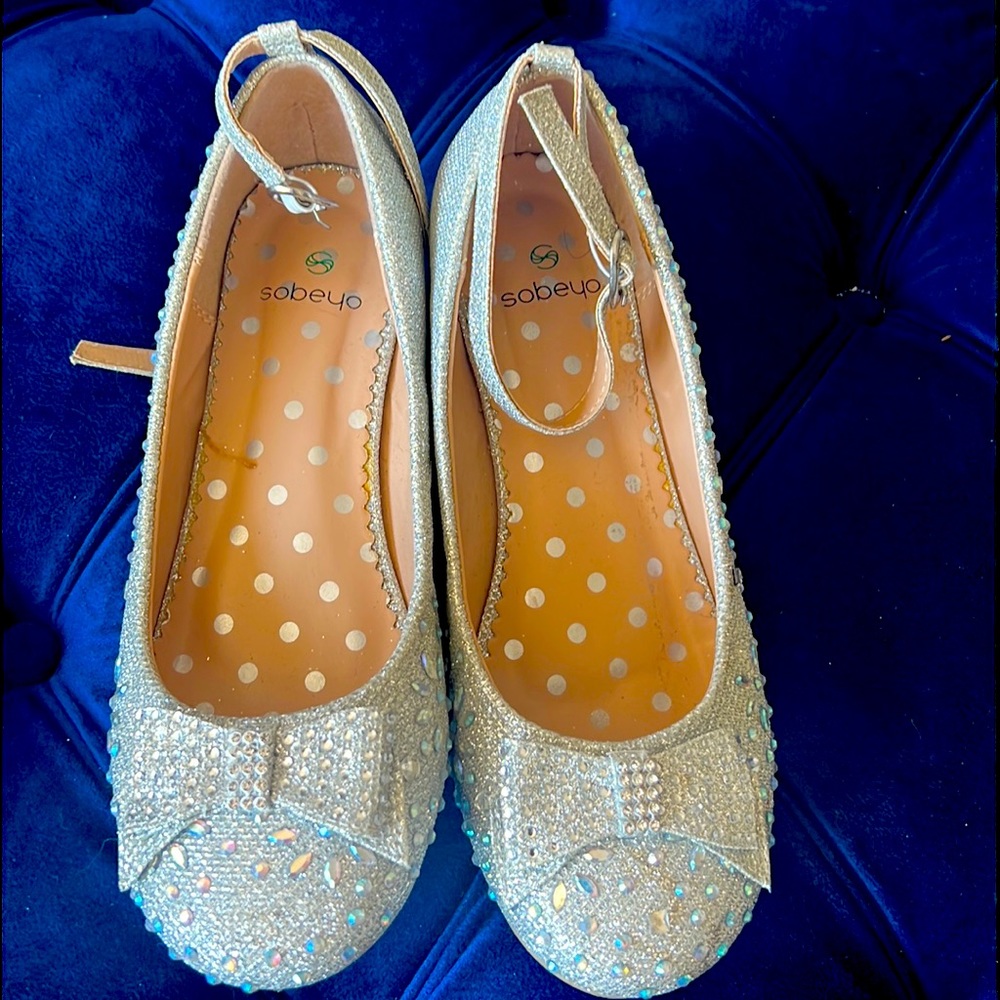Girls shoes size 5 worn one time.